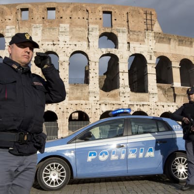 Poliser vaktar utanför Colosseum efter terrorattacken mot Charlie Hebdo i Frankrike.