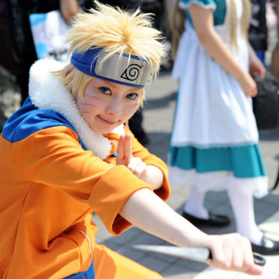 Japansk kvinna utklädd till mangafiguren Naruto under en serietidningsmässa i Tokyo