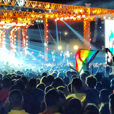 Sateenkaarilippu liehuu konsertissa Kairossa, Egyptissä syyskuussa 2017.