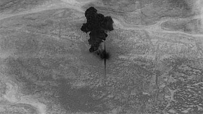 USA:n armeijan droonista kuvattua ilmakuvaa savupatsaasta, joka nousee Abu Bakr al-Baghdadin kuolemaan johtaneesta operaatiosta Syyriassa.