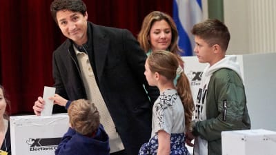 Pääministeri Justin Trudeau kävi antamassa äänensä perheensä kanssa Montrealissa.