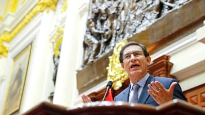 Perus president Martín Vizcarra talar vid en talarstol under en riksrättsprocess i kongressen
