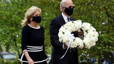 Joe ja Jill Biden kävivät laskemassa kaatuneiden muistopäivän seppeleen Wilmingtonissa, Delawaressa.
