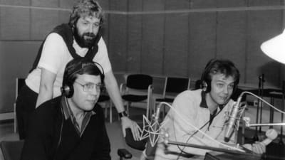 Tre män i en radiostudio.