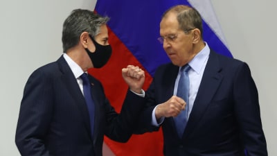 USA:s utrikesminister Antony Blinken och Rysslands utrikesminister Sergej Lavrov möts i maj 2021. Blinken bär munskydd medan han gör en armbågshälsning med Lavrov.