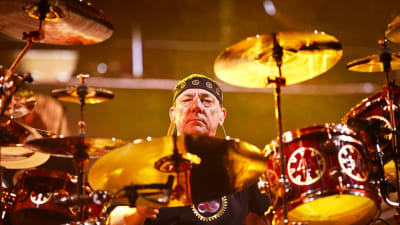 Rush-yhtyeen rumpali Neil Peart soittamassa rumpuja konsertissa Helsingissä.