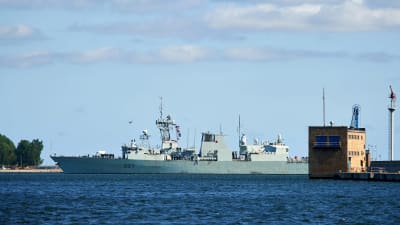 Kanadalainen HMCS Fredericton -fregatti kuvattuna puolalaisessa satamakaupunki Gdyniassa vuonna 2015.