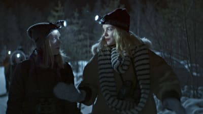 Henna (Suvi-Tuuli Teerinkoski) och Silja (Linda Manelius) ute i skogen om natten.