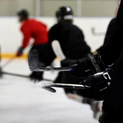 Ishockeyjuniorer på träning.