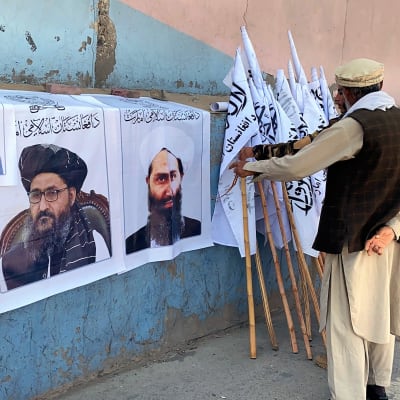 Bilder på skäggiga män på en vägg i Kabul den 27 augusti 2021. Männen på bilderna hör till talibanernas ledning. 