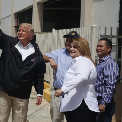 USA:s president Donald Trump besökte orkandrabbat Puerto Rico.  