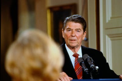Presidentti Ronald Reagan kuvattuna tiedotustilaisuudessa Valkoisessa talossa vuonna 1984.