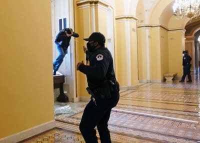 Poliisi sumutti pipurikaasua kongressitaloon tunkeutuneutta protestoijaa päin.