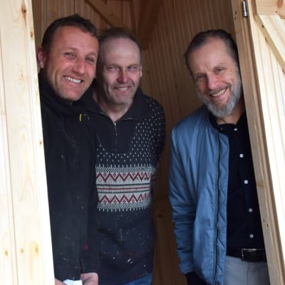 Gustav Sundström, Kimmen Modig och Jukka Lommi står inne i en nybyggd badhytt.