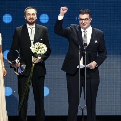 Kim Ekroos och Olli Tuominen tar emot priset för bästa förening för KaaPo.