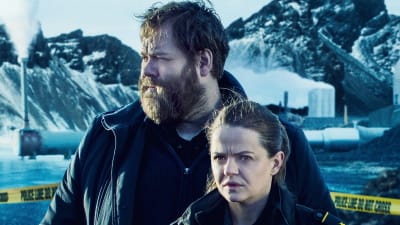Polisserna Andri och Hinrika på promobild för isländska tv-serien Fångades andra säsong.