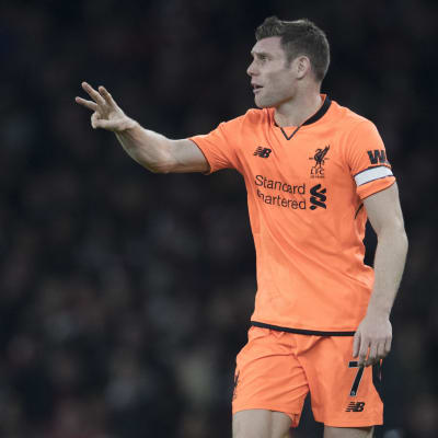 Liverpoolspelaren James Milner gestikulerar under match.