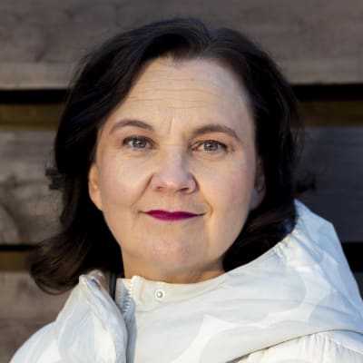 Hybridiosaamiskeskuksen tutkimusjohtaja Hanna Ilona Smith kuvattavana  kotipihallaan Espoon Laajalahdessa.