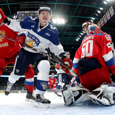 Bökigt framför mål mellan Finland och Ryssland i Helsingforsturneringen i ishockey 2019.