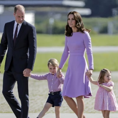 Hertigen och hertiginnan av Cambridge med sina barn George och Charlotte. 