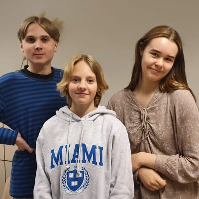 Jyväskylän Viitaniemen yläkoulun oppilaat Olavi Pellinen, Liina Taskinen ja Venla Nummelin poseeraavat kameralla englannin kielen luokassa.