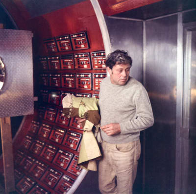 Mies seisoo avaruusaluksen näköisessä tilassa, kuva elokuvasta Solaris.