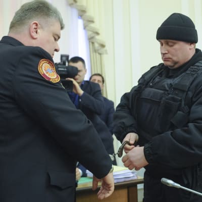 Polisen griper säkerhetschefen Serhij Bochkovskyj i parlamentet i Kiev.