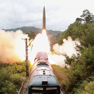 Junasta laukaistava  ballistinen ohjusta.
