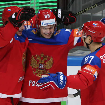 Artemi Panarin, Evgenii Dadonov och Vadim Shipatjev jublar i VM 2016.