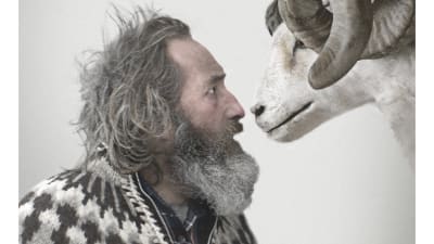 Sigurður Sigurjónsson poserar med ett får