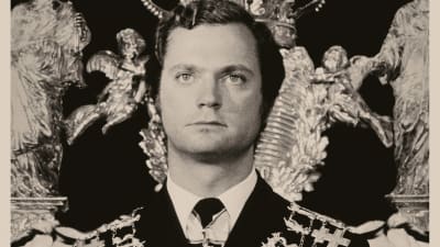 Kung Carl XVI Gustaf som ung på tronen.