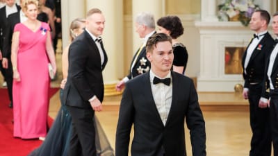 Mikko Hassinen kävelee pois käteltyään presidentti Sauli Niinistöä ja tämän puolisoa, tohtori Jenni Haukiota.