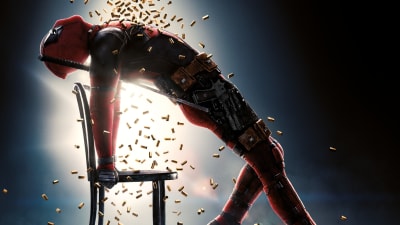 Affischen till Deadpool 2 med Ryan Reynolds poserande som huvudpersonen i Flashdance, 1983. 