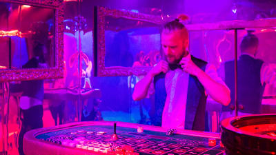 Oskar Pöysti som croupier