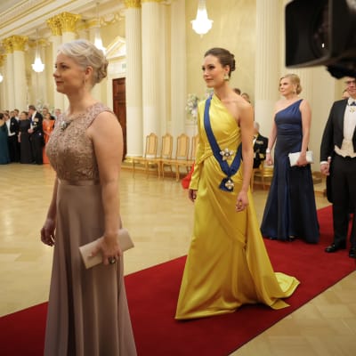 Entinen pääministeri Sanna Marin keltaisessa puvussa Linnan juhlissa.