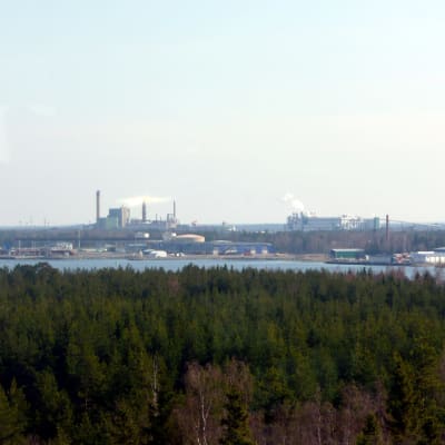 Massafabrikerna i Kaskö - Metsäbotnia till vänster, M-Real til höger.
