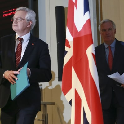 Britannian brexit-ministeri David Davis ja EU:n pääneuvottelija Michel Barnier (oik.) lehdistötilaisuudessa Brysselissä.