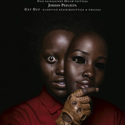 En svart kvinna med skräckslagen blick täcker halva ansiktet med en mask.