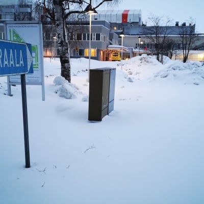 Länsi-Pohjan keskussairaala, taustalla ambulanssi.