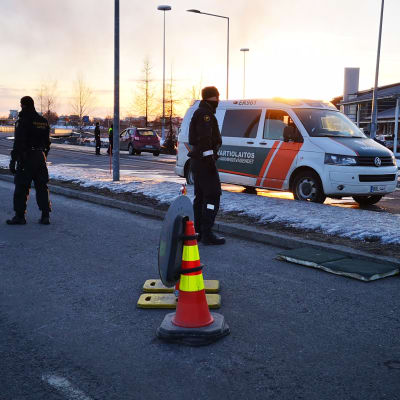 Rajavartioston miehet tekevät liikennevalvontaa Suomen ja Ruotsin rajalla.
