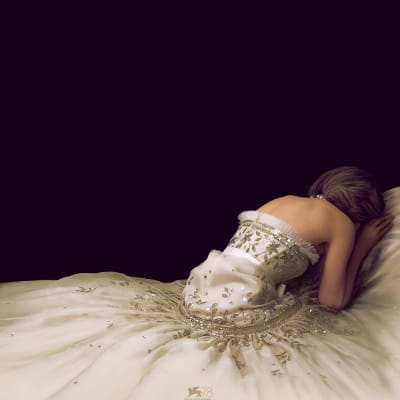 Kristen Stewart fotad baifrån iklädd en vit prinsesslik klänning.