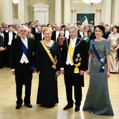 Presidenterna Halonen och Niinistö med gemål på en gemensam gruppbild på slottet.