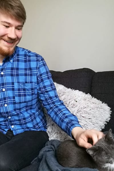 Mathias Uutela kliar katten i sitt hem i Alpbyn. Hösten 2018.