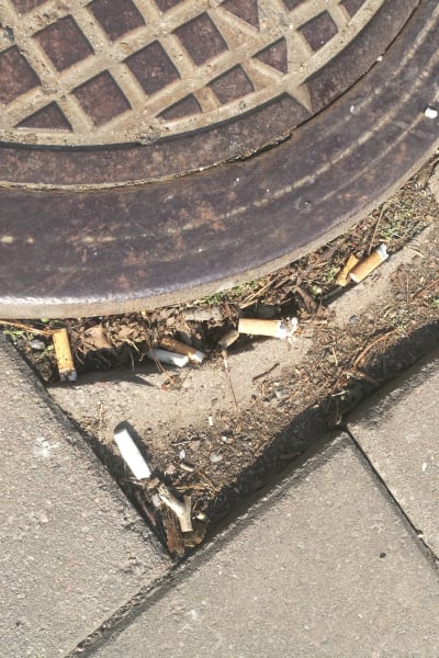 Kastade fimpar på en gata i Åbo. 