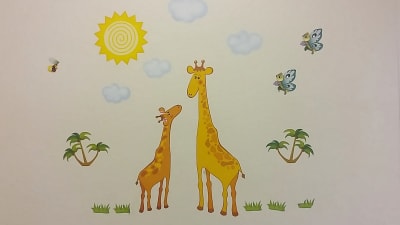 Väggmålning av två giraffer.