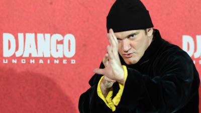 Quentin Tarantino med svart mössa