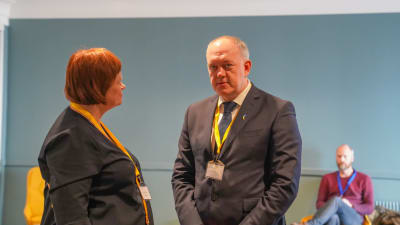 Ukrainas ambassadör till Danmark Mykhailo Vydoinyk står i ett rum.