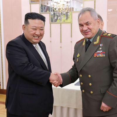 Kim Jong Un ja Sergei Shoigu kättelevät. 
