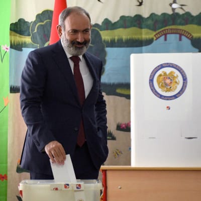 Armeniens premiärminister Nikol Pasjinjan lägger sin röstsedel i urnan under parlamentsvalet.