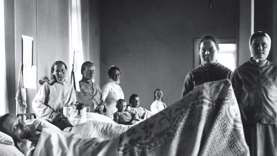 Kvinnos ligger i sina sängar i en sjukhussal år 1905